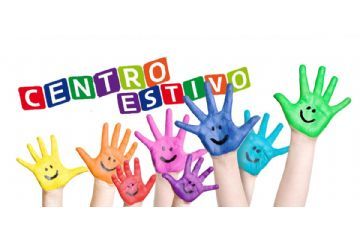 Manine alzate di Bambini colorate di vari colori con la Scritta Centro Estivo