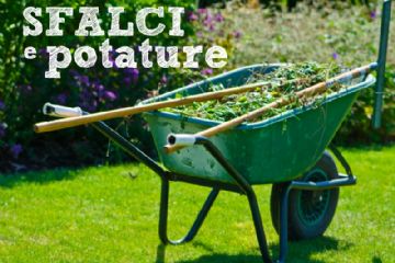 Cariola colma di sfalci verdi sul prato verde e scritta "Sfalci e potature"