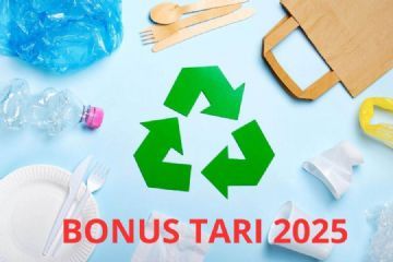 Su fondo azzurro cielo alcuni oggetti di rifiuto (plastica, carta, ecc.)
e il simbolo del riciclo in verde e la scritta rossa "BONUS TARI 2025"