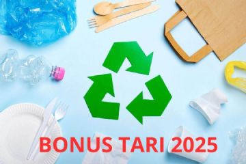 Su fondo azzurro cielo alcuni oggetti di rifiuto (plastica, carta, ecc.)
e il simbolo del riciclo in verde e la scritta rossa "BONUS TARI 2025"